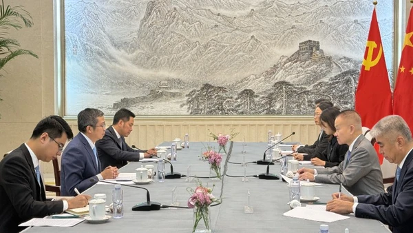 Toàn cảnh cuộc hội kiến giữa Đại sứ Phạm Thanh Bình với Trưởng Ban Liên lạc Đối ngoại Trung ương Đảng Cộng sản Trung Quốc Lưu Hải Tinh. (Ảnh: Đại sứ quán Việt Nam tại Trung Quốc)