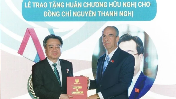 Đại sứ Cuba tại Việt Nam Rogelio Polanco Fuentes trao tặng Huân chương Hữu nghị của Nhà nước Cuba cho đồng chí Nguyễn Thanh Nghị. (Ảnh: TTXVN)