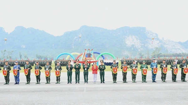 Ban tổ chức trao cờ lưu niệm tặng đại diện các đội tham dự Hội thao.