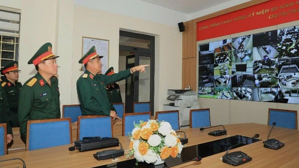 Đoàn công tác kiểm tra tại Phòng Điều hành huấn luyện.