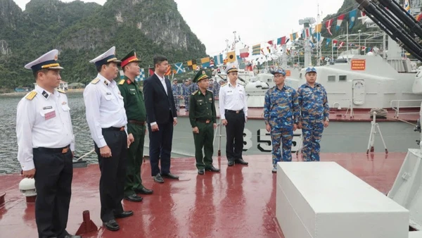 Thuyền trưởng Tàu 354, Lữ đoàn 170 giới thiệu tính năng kỹ chiến thuật của tàu với các đại biểu