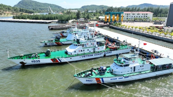 Hệ thống cầu cảng Hải đội 401 được xây dựng hiện đại.