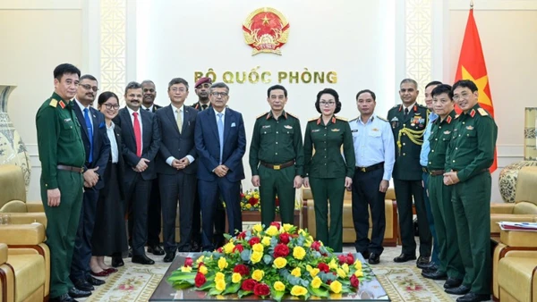 Các đại biểu tại buổi tiếp.