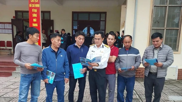 Cán bộ Hải đội 137 tuyên truyền chống khai thác hải sản bất hợp pháp, không báo cáo và không theo quy định cho ngư dân.