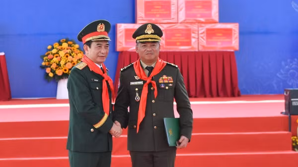 Đại tướng Phan Văn Giang, Ủy viên Bộ Chính trị, Phó Bí thư Quân ủy Trung ương, Bộ trưởng Quốc phòng Việt Nam và Đại tướng Tea Seiha, Phó Thủ tướng Chính phủ, Bộ trưởng Quốc phòng Vương quốc Campuchia.