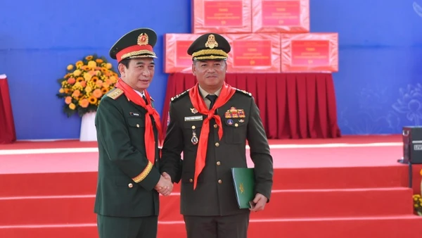 Đại tướng Phan Văn Giang, Ủy viên Bộ Chính trị, Phó Bí thư Quân ủy Trung ương, Bộ trưởng Quốc phòng Việt Nam và Đại tướng Tea Seiha, Phó Thủ tướng Chính phủ, Bộ trưởng Quốc phòng Vương quốc Campuchia.