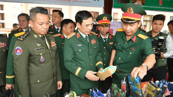 Đại tướng Phan Văn Giang, Bộ trưởng Quốc phòng Việt Nam và Đại tướng Tea Seiha, Phó Thủ tướng Chính phủ, Bộ trưởng Quốc phòng Campuchia cùng các đại biểu tham quan các sản phẩm thời trang do Tổng Công ty 28 (Tổng cục Hậu cần-Kỹ thuật) sản xuất.