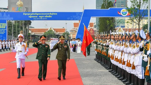 Đại tướng Phan Văn Giang, Ủy viên Bộ Chính trị, Phó Bí thư Quân ủy Trung ương, Bộ trưởng Quốc phòng cùng Đại tướng Tea Seiha, Phó Thủ tướng Chính phủ, Bộ trưởng Quốc phòng Campuchia duyệt đội hình danh dự.