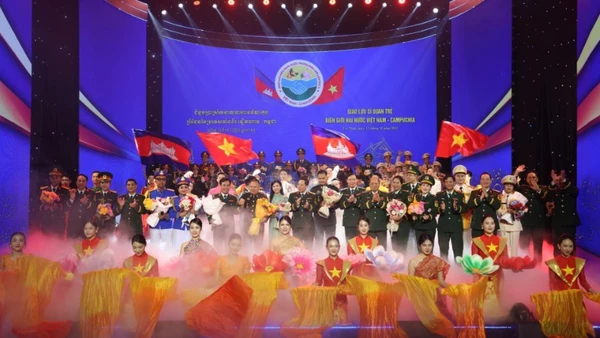 Tiết mục nghệ thuật tại chương trình Giao lưu sĩ quan trẻ biên giới Việt Nam-Campuchia năm 2025. 