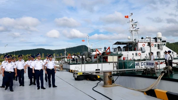 Trung tướng Bùi Quốc Oai kiểm tra việc neo đậu của các tàu Cảnh sát biển tại cảng Hải đội 401.