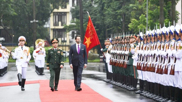 Đại tướng Phan Văn Giang và Phó Thủ tướng, Bộ trưởng Quốc phòng Slovakia Robert Kalinak duyệt Đội danh dự Quân đội nhân dân Việt Nam. 