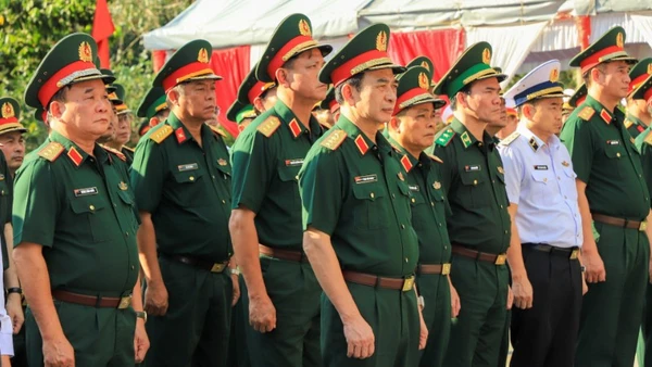 Đoàn đại biểu Bộ Quốc phòng viếng nghĩa trang liệt sĩ Đồi 82.