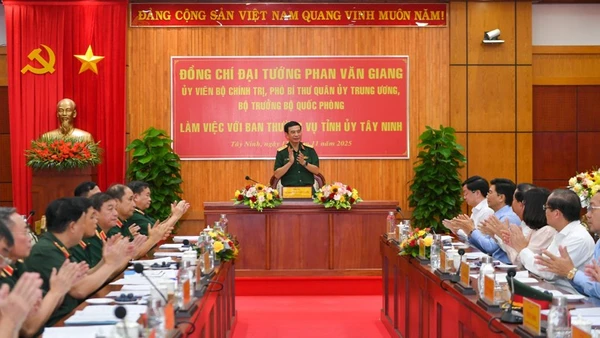 Đại tướng Phan Văn Giang, Ủy viên Bộ Chính trị, Phó Bí thư Quân ủy Trung ương, Bộ trưởng Quốc phòng tại buổi làm việc.