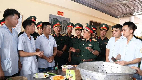 Đoàn công tác kiểm tra giờ học thực hành của học viên trung cấp kỹ thuật chế biến nấu ăn.