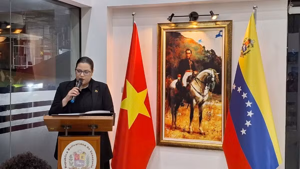 Đại biện lâm thời Venezuela tại Việt Nam Estela del Valle Quijada Suárez bày tỏ cảm kích trước sự hỗ trợ kịp thời của Đảng, Nhà nước và nhân dân Việt Nam. (Ảnh: KHẮC KIÊN)