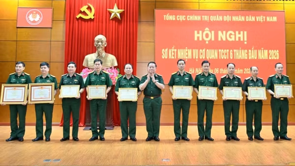 Đại tướng Nguyễn Trọng Nghĩa trao thưởng các tập thể, cá nhân tiêu biểu. 