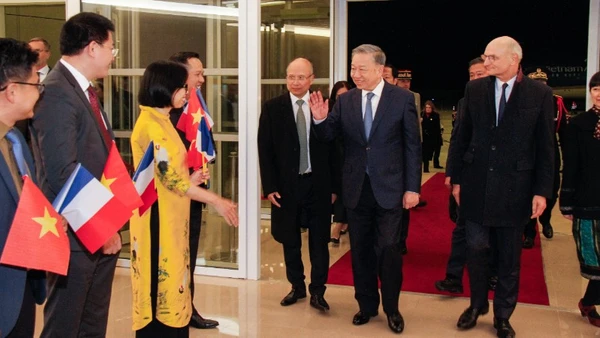 Các cơ quan đại diện và kiều bào tại Pháp vui mừng đón Tổng Bí thư, Chủ tịch nước Tô Lâm cùng Đoàn đại biểu cấp cao Việt Nam thăm chính thức Cộng hòa Pháp ngày 3/10/2024. (Ảnh: KHẢI HOÀN)