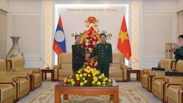 Đại tướng Phan Văn Giang, Ủy viên Bộ Chính trị, Phó Bí thư Quân ủy Trung ương, Bộ trưởng Quốc phòng và Thượng tướng Khamliang Outhakaysone, Ủy viên Bộ Chính trị Ban Chấp hành Trung ương Đảng Nhân dân Cách mạng Lào, Bộ trưởng Bộ Quốc phòng Lào.