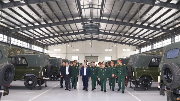 Đồng chí Lê Tấn Cận, Thứ trưởng Tài chính và Đoàn công tác kiểm tra kho dự trữ quốc gia thuộc Cục Xe máy-Vận tải.