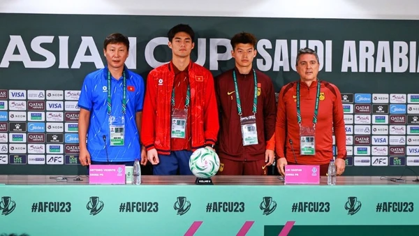 Huấn luyện viên và cầu thủ hai đội U23 Việt Nam-U23 Trung Quốc chụp ảnh lưu niệm tại họp báo trước trận đấu. (Ảnh: Website Liên Đoàn Bóng Đá Việt Nam)
