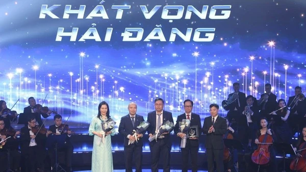 Các nhà khoa học tham dự chương trình.