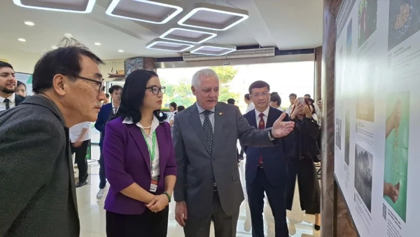 Ông Marcos Antonio Bednarski, Đại sứ Argentina tại Việt Nam, giới thiệu những thành tựu nông nghiệp của Argentina với các đại biểu tham dự triển lãm. (Ảnh: KHẮC KIÊN) 