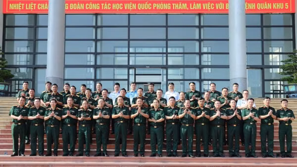 Các đại biểu dự hội nghị tọa đàm.