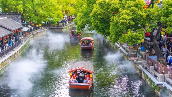 Du khách dạo chơi tại một điểm du lịch ở thành phố Vô Tích, tỉnh Giang Tô, Trung Quốc. (Ảnh: Tân Hoa xã)