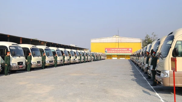 Đội hình xe ô-tô thực hiện nhiệm vụ đưa đón đại biểu dự Đại hội Đại biểu toàn quốc lần thứ XIV của Đảng.