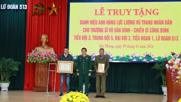 Thừa ủy quyền của Chủ tịch nước, Trung tướng Nguyễn Đức Hưng, Bí thư Đảng ủy, Chính ủy Quân khu 3 trao Bằng danh hiệu Anh hùng Lực lượng vũ trang nhân dân tặng đại diện gia đình Thượng sĩ Vũ Văn Bình.