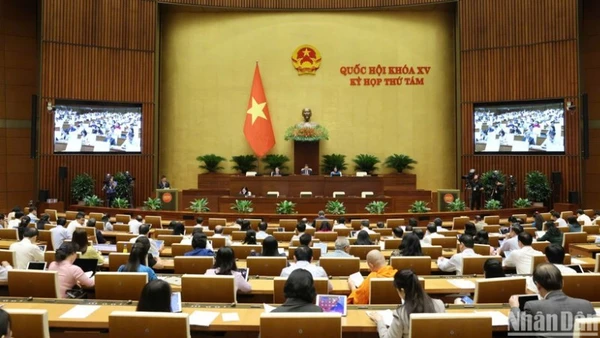 Cùng với quá trình hoàn thiện về chức năng lập pháp và giám sát, phương thức điều hành nghị viện của Quốc hội Việt Nam cũng có những bước đổi mới quan trọng, thích ứng với yêu cầu phát triển của đất nước trong bối cảnh khoa học-công nghệ phát triển nhanh và mạnh mẽ. (Ảnh: DUY LINH)