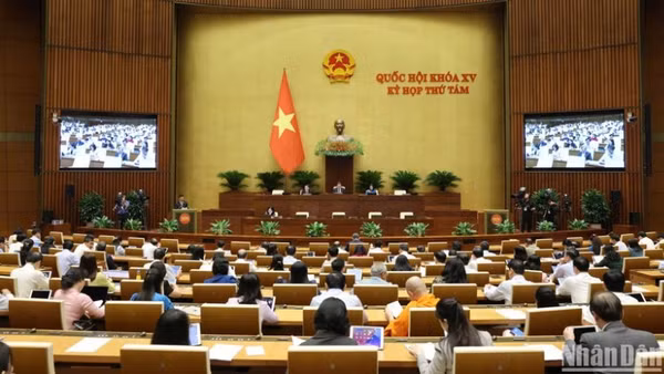 Cùng với quá trình hoàn thiện về chức năng lập pháp và giám sát, phương thức điều hành nghị viện của Quốc hội Việt Nam cũng có những bước đổi mới quan trọng, thích ứng với yêu cầu phát triển của đất nước trong bối cảnh khoa học-công nghệ phát triển nhanh và mạnh mẽ. (Ảnh: DUY LINH)