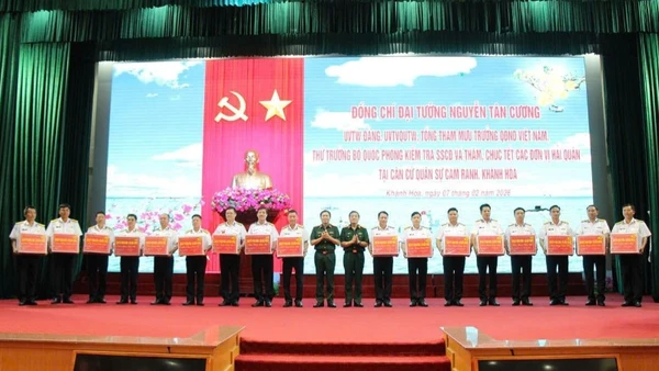 Đại tướng Nguyễn Tân Cương và Thượng tướng Trương Thiên Tô tặng quà các đơn vị.