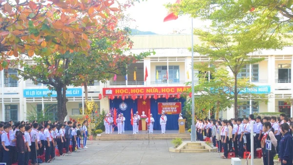 Giáo viên và học sinh thực hiện nghi lễ Chào cờ tại buổi tuyên truyền.