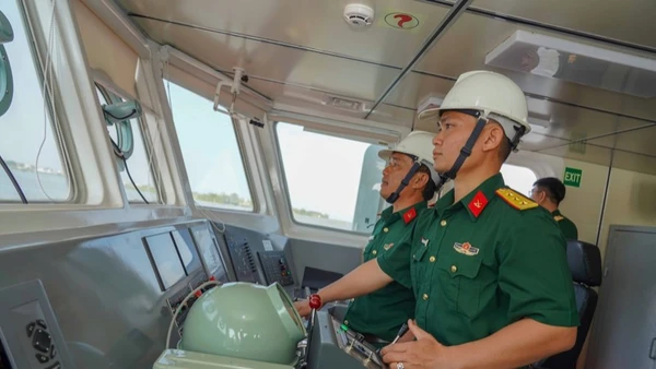 Kíp thuyền viên TN250 vận hành, khai thác tàu.