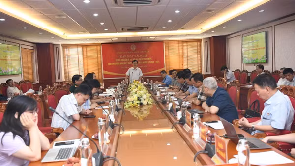  Toàn cảnh họp báo.