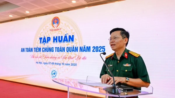 Đại tá, Phó Giáo sư, Tiến sĩ Lê Văn Đông, Phó cục trưởng Cục Quân y (Tổng cục Hậu cần-Kỹ thuật) phát biểu chỉ đạo tập huấn.