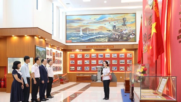Các đại biểu tham quan phòng truyền thống Học viện Hải quân.