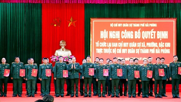 Trao quyết định bổ nhiệm Chỉ huy trưởng Ban Chỉ huy quân sự các xã, phường, đặc khu thuộc Bộ Chỉ huy quân sự thành phố Hải Phòng.
