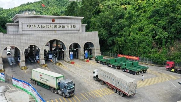 Các phương tiện thông quan tại cửa khẩu Hữu Nghị Quan, Quảng Tây, Trung Quốc. (Ảnh: ifeng.com)