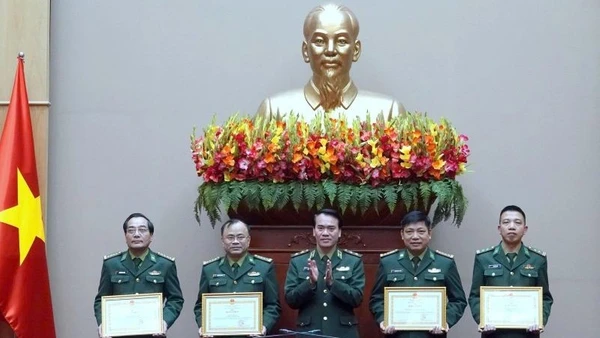 Trung tướng Vũ Trung Kiên, Tư lệnh Bộ đội Biên phòng trao Bằng khen tặng các tập thể có thành tích xuất sắc trong thực hiện nhiệm vụ.