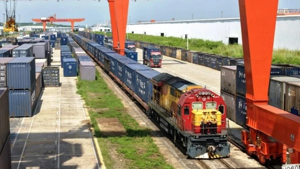 Một tàu chở hàng Trung Quốc-Việt Nam đang rời Cảng đường sắt Nam Ninh ngày 23/9/2025. (Ảnh: Tân Hoa Xã)