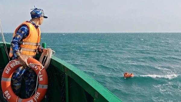 Cán bộ, chiến sĩ Tàu 954 tiếp cận các thuyền viên.