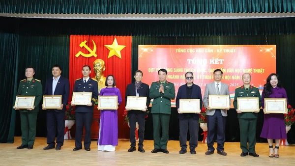 Trao Chứng nhận giải A tặng các tác giả, nhóm tác giả.