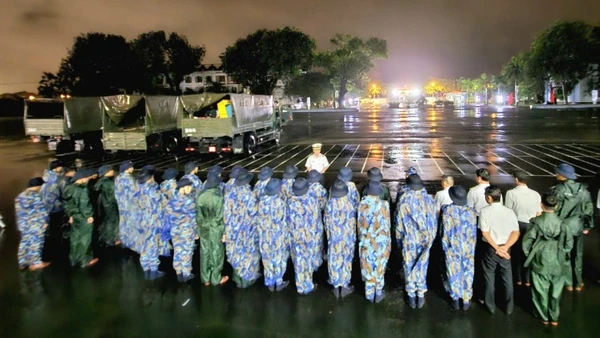 Thủ trưởng Học viện Hải quân quán triệt, giao nhiệm vụ cho cán bộ, chiến sĩ tham gia giúp nhân dân.