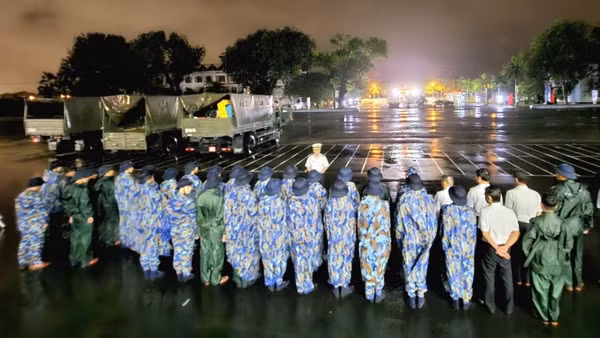 Thủ trưởng Học viện Hải quân quán triệt, giao nhiệm vụ cho cán bộ, chiến sĩ tham gia giúp nhân dân.