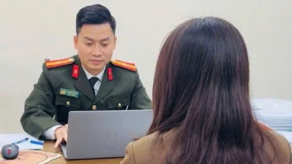 Công an Hà Nội làm việc với đối tượng đăng tin sai sự thật về công tác khám, chữa bệnh tại Bệnh viện Bạch Mai.