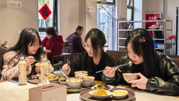 Các bạn trẻ thưởng thức món ăn ở quán ăn trong bảo tàng Tứ Xuyên. (Ảnh: TÂN HOA XÃ)