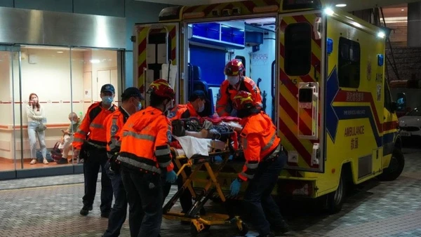 Đưa một người bị thương do vụ cháy đến cấp cứu tại bệnh viện. (Ảnh: Tân Hoa Xã)