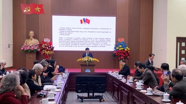 Chủ tịch Hội hữu nghị Việt Nam-Romania Hồ Quang Lợi phát biểu tại buổi gặp.